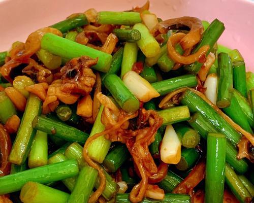 烟熏肠炒蒜薹怎么做？步骤和技巧是什么？