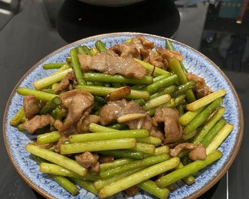 烟熏肠炒蒜薹怎么做？步骤和技巧是什么？
