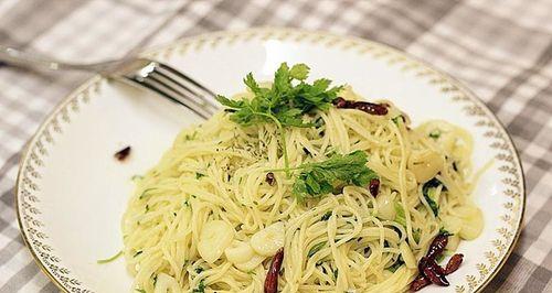 烟肉炒意面的做法是什么？如何在家轻松制作？