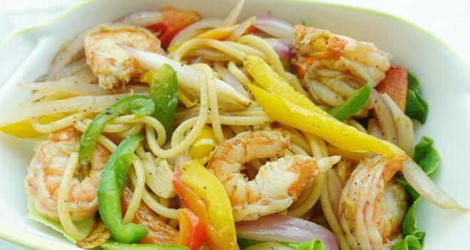 烟肉炒意面的做法是什么？如何在家轻松制作？