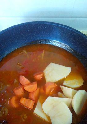 胭脂萝卜牛肉汤怎么做？有哪些步骤和技巧？