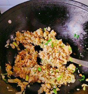 芽菜豆瓣酱炒米饭怎么做？步骤和技巧是什么？