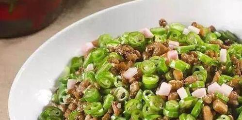 芽菜炒鸡米怎么做？详细步骤和技巧是什么？