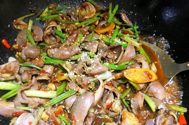 鸭胗炒芹菜的做法是什么？如何炒出鲜嫩可口的鸭胗？