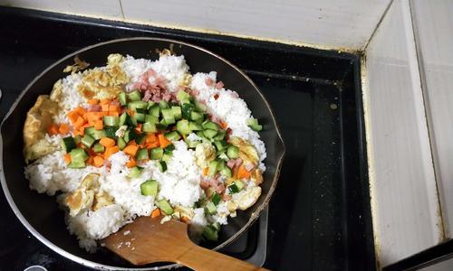 鸭丁炒米血的做法是什么？如何做出美味的鸭丁炒米血？