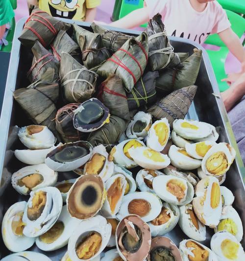 鸭蛋黄粽子的做法是什么？制作过程中需要注意哪些问题？