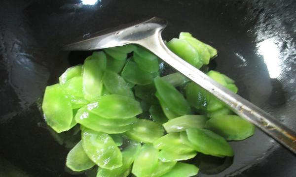 鸭蛋炒莴笋的做法是什么？如何炒出鲜嫩可口的莴笋？