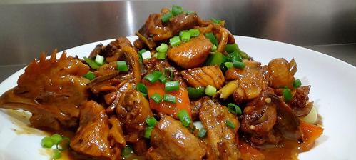 鸭翅炒灯笼椒的做法是什么？如何炒制出美味的鸭翅炒灯笼椒？
