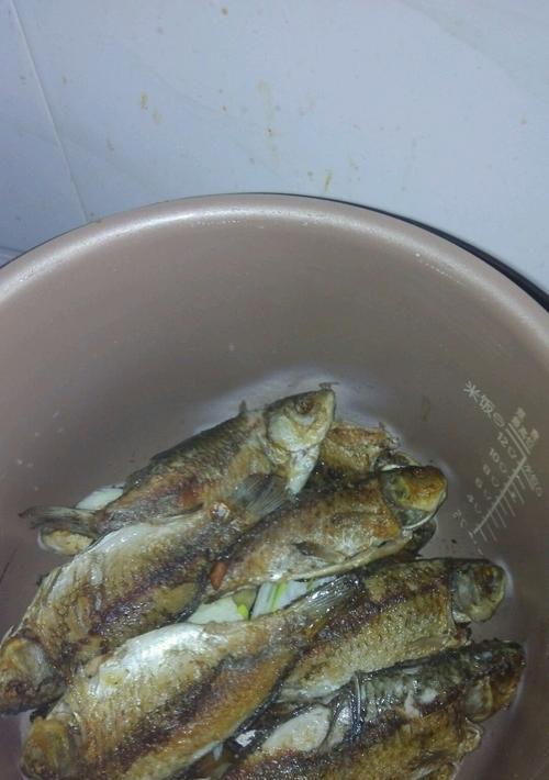 压锅白鲫鱼的做法是什么？如何确保鱼肉鲜嫩不碎？