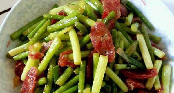 熏肉炒蒜苔怎么做？步骤和技巧是什么？