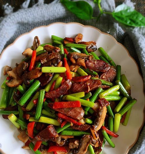 熏肉炒蒜苔怎么做？步骤和技巧是什么？