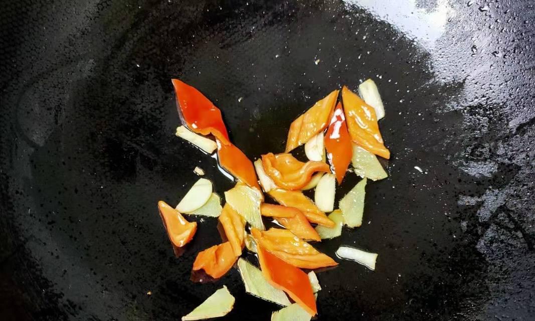 熏肉炒大蒜怎么做？步骤和技巧有哪些？