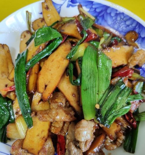 熏肉炒大蒜怎么做？步骤和技巧有哪些？