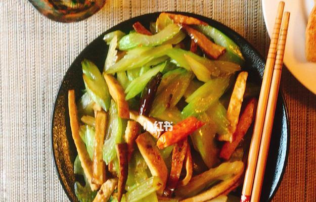 熏干芹菜肉片怎么做？步骤和技巧有哪些？