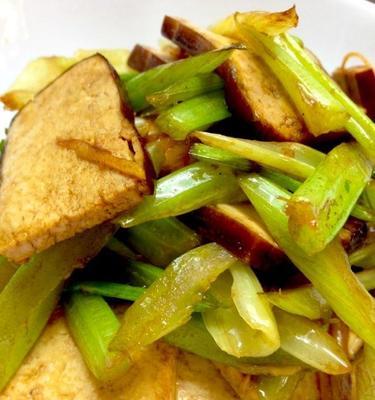 熏干芹菜的做法是什么？如何在家轻松制作？