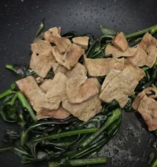 血皮菜炒猪肝和紫贝菜炒猪肝怎么做？步骤和技巧是什么？