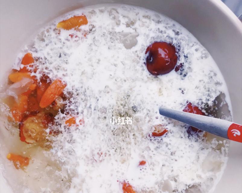 雪燕炖牛奶怎么做？步骤和注意事项是什么？