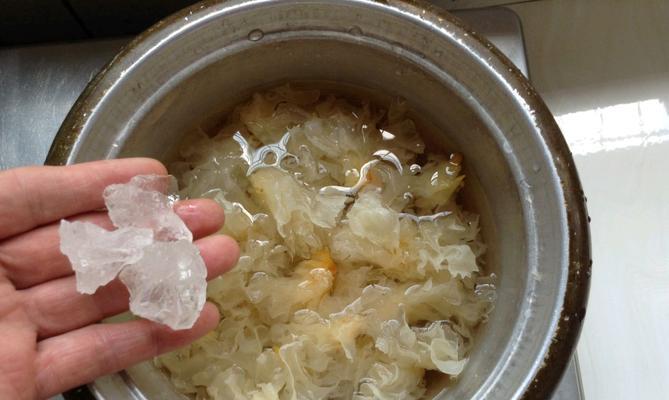雪莲子银耳红枣羹怎么做？有哪些健康益处？