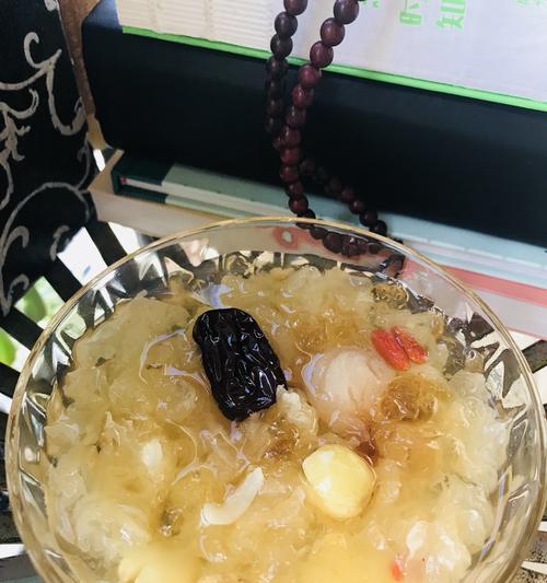 雪莲子银耳红枣羹怎么做？有哪些健康益处？