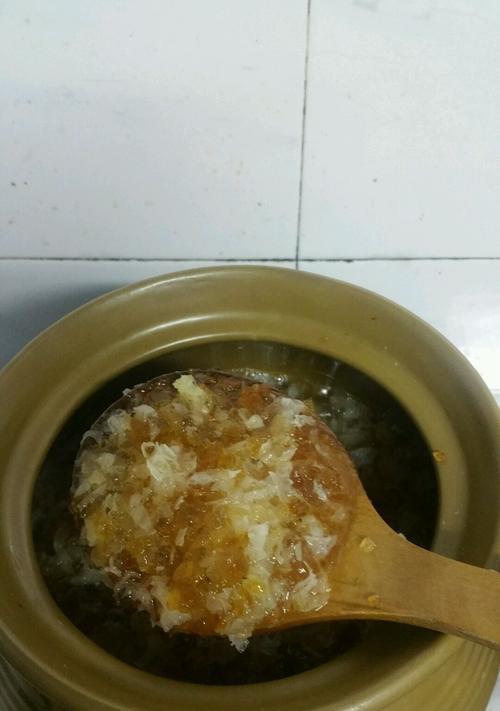 雪莲子桃胶银耳汤怎么做？有哪些健康益处？
