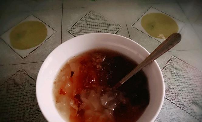 雪莲子桃胶枸杞银耳羹怎么做？有哪些健康益处？