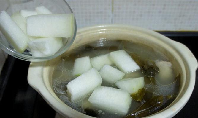 雪莲果排骨汤怎么做？有哪些独特功效和制作技巧？