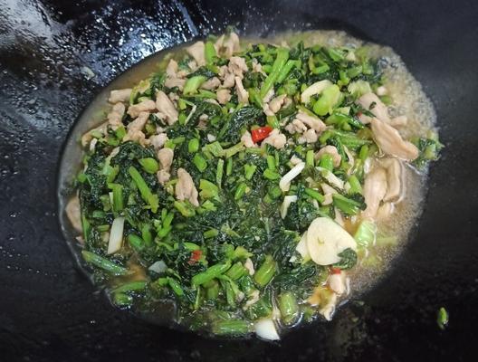 雪里蕻炒肉丝怎么做？详细步骤和技巧是什么？