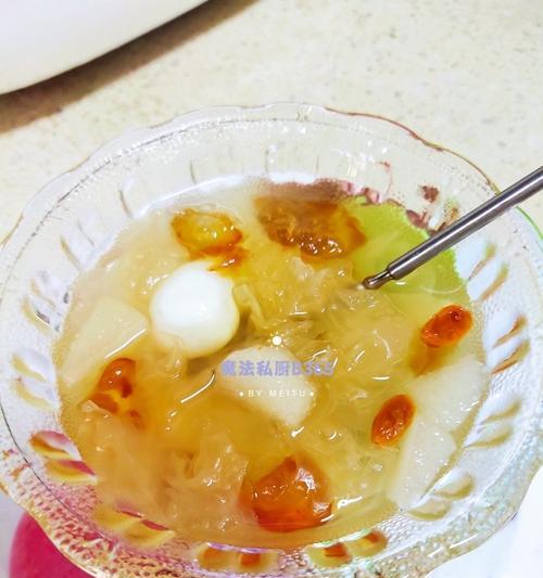 雪梨银耳莲子羹怎么做？有哪些健康益处？