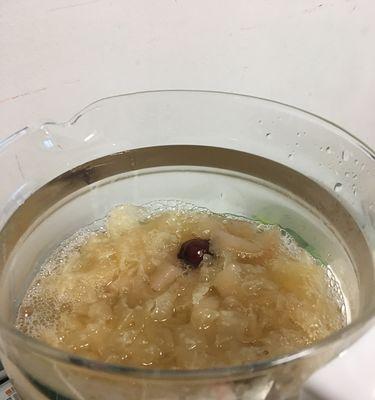 雪梨银耳莲子羹怎么做？有哪些健康益处？
