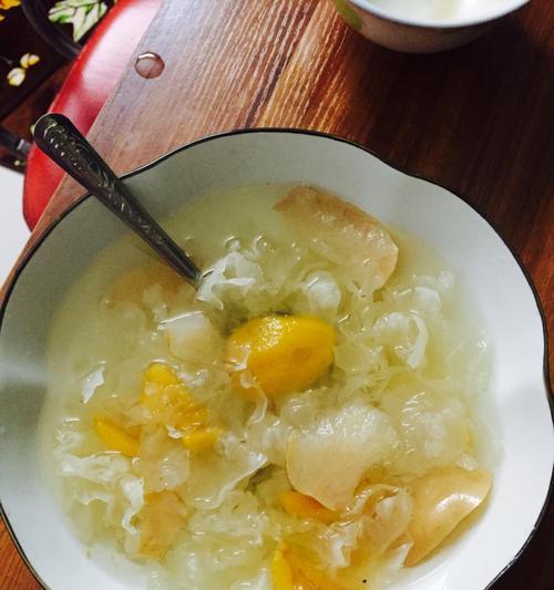 雪梨银耳金橘子糖水怎么做？有哪些健康益处？