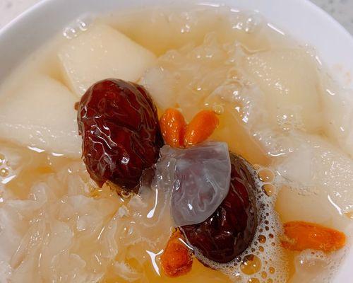 雪梨银耳炖川贝怎么做？有哪些健康益处？