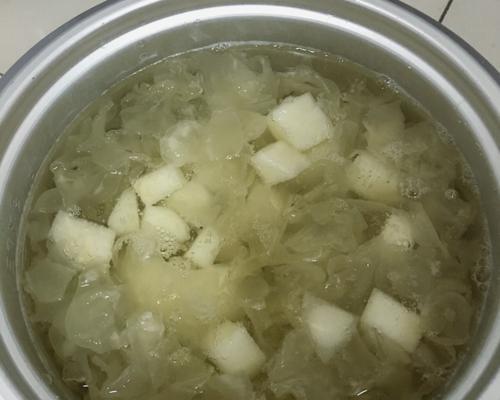 雪梨金桔银耳糖水怎么做？有哪些健康益处？