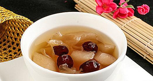 雪梨红枣菊花茶怎么做？有哪些健康益处？