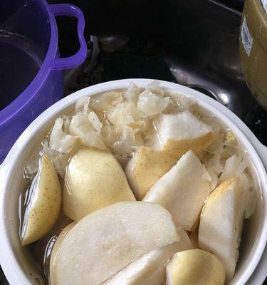 雪梨海底椰无花果猪骨汤怎么做？有哪些健康益处？