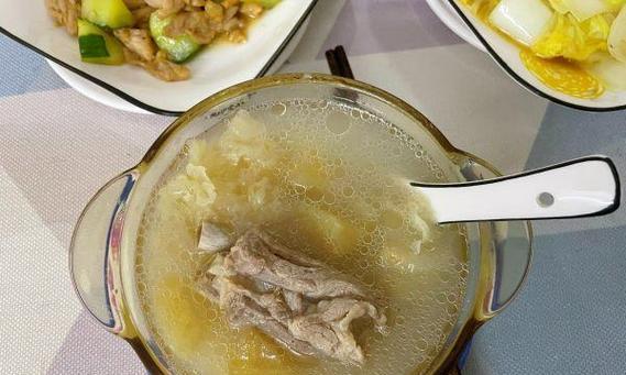 雪梨炖排骨怎么做才好吃？有哪些步骤和技巧？
