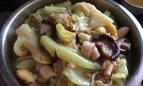 小鲍鱼鱿鱼干炖五花肉怎么做？步骤和技巧是什么？