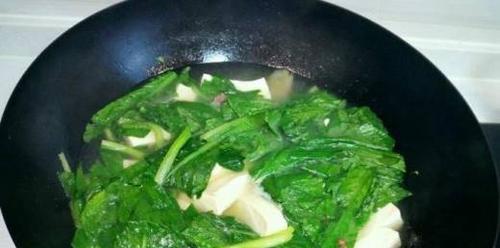 小白菜猪肉豆腐汤怎么做？步骤和技巧有哪些？