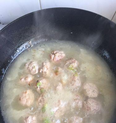 小白菜粉丝贡丸汤怎么做？步骤和技巧是什么？