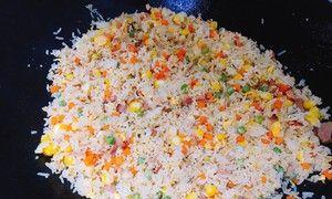 向日葵肉丁炒饭怎么做？步骤和技巧有哪些？