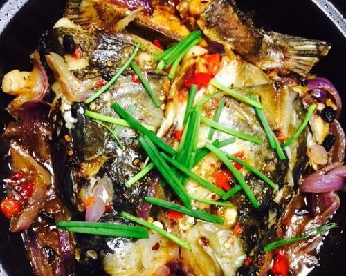 湘味双色鱼头的做法是什么？如何在家轻松制作？