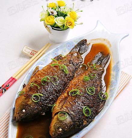 湘潭水煮鲫鱼的做法是什么？如何在家轻松制作？