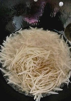 香炸土豆丝的做法是什么？如何做出酥脆可口的土豆丝？