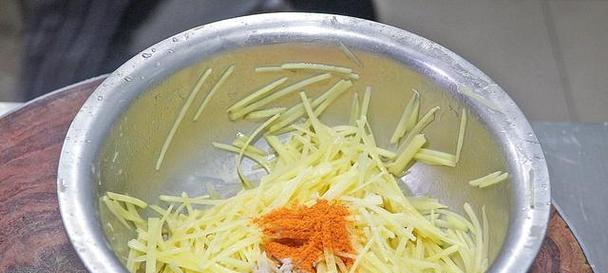 香炸土豆丝的做法是什么？如何做出酥脆可口的土豆丝？