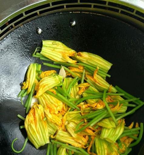 香炸南瓜花的做法是什么？如何在家轻松制作？