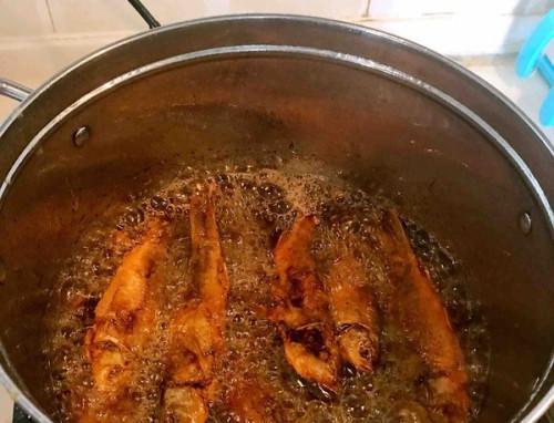 香炸鲫鱼怎么做才酥脆？家庭版做法有哪些常见问题？