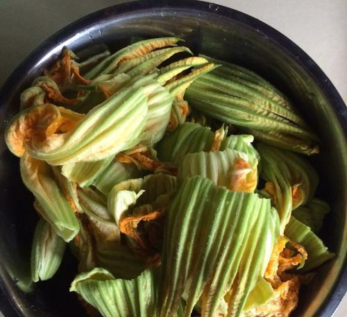 香酥南瓜花怎么做？步骤和技巧有哪些？