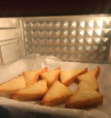 如何制作香酥美味的蜂蜜吐司片？步骤和技巧是什么？