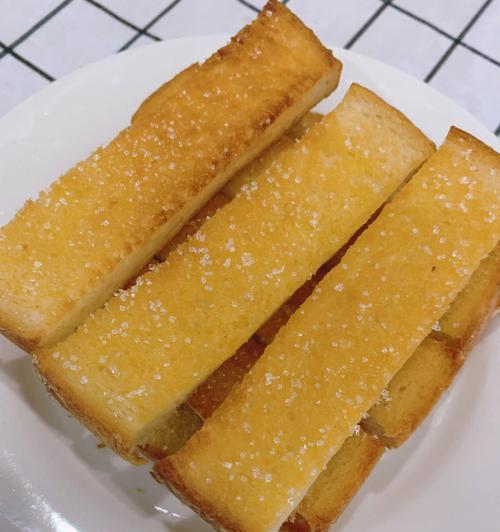 如何制作香酥美味的蜂蜜吐司片？步骤和技巧是什么？