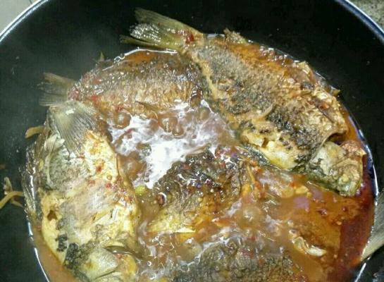 香酥鲫鱼的做法是什么？如何在家轻松制作？