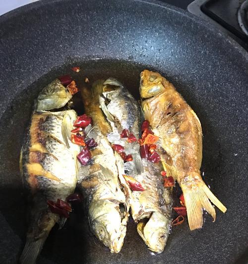 香酥鲫鱼的做法是什么？如何在家轻松制作？